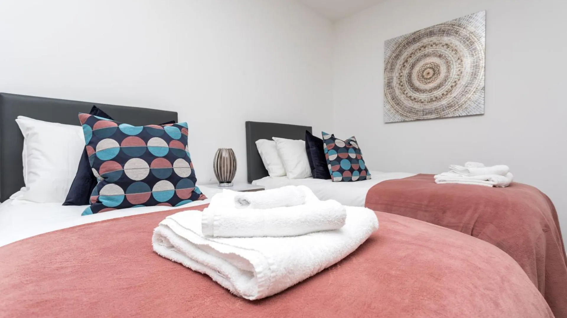 Flat 7- Spacious Studio Flat In The Heart Of Crawley 0*, Crawley (West Sussex)
