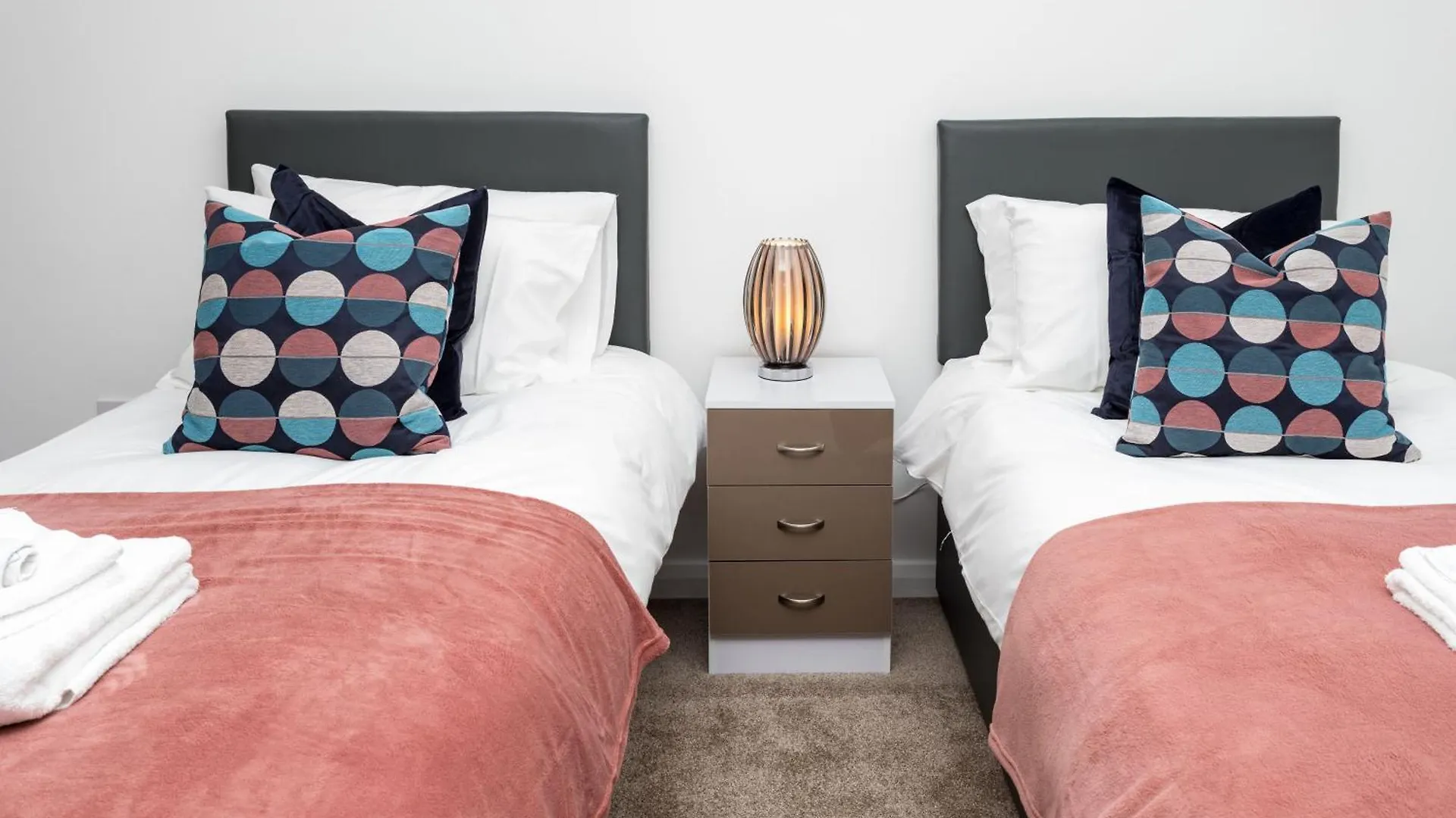 Flat 7- Spacious Studio Flat In The Heart Of Crawley
